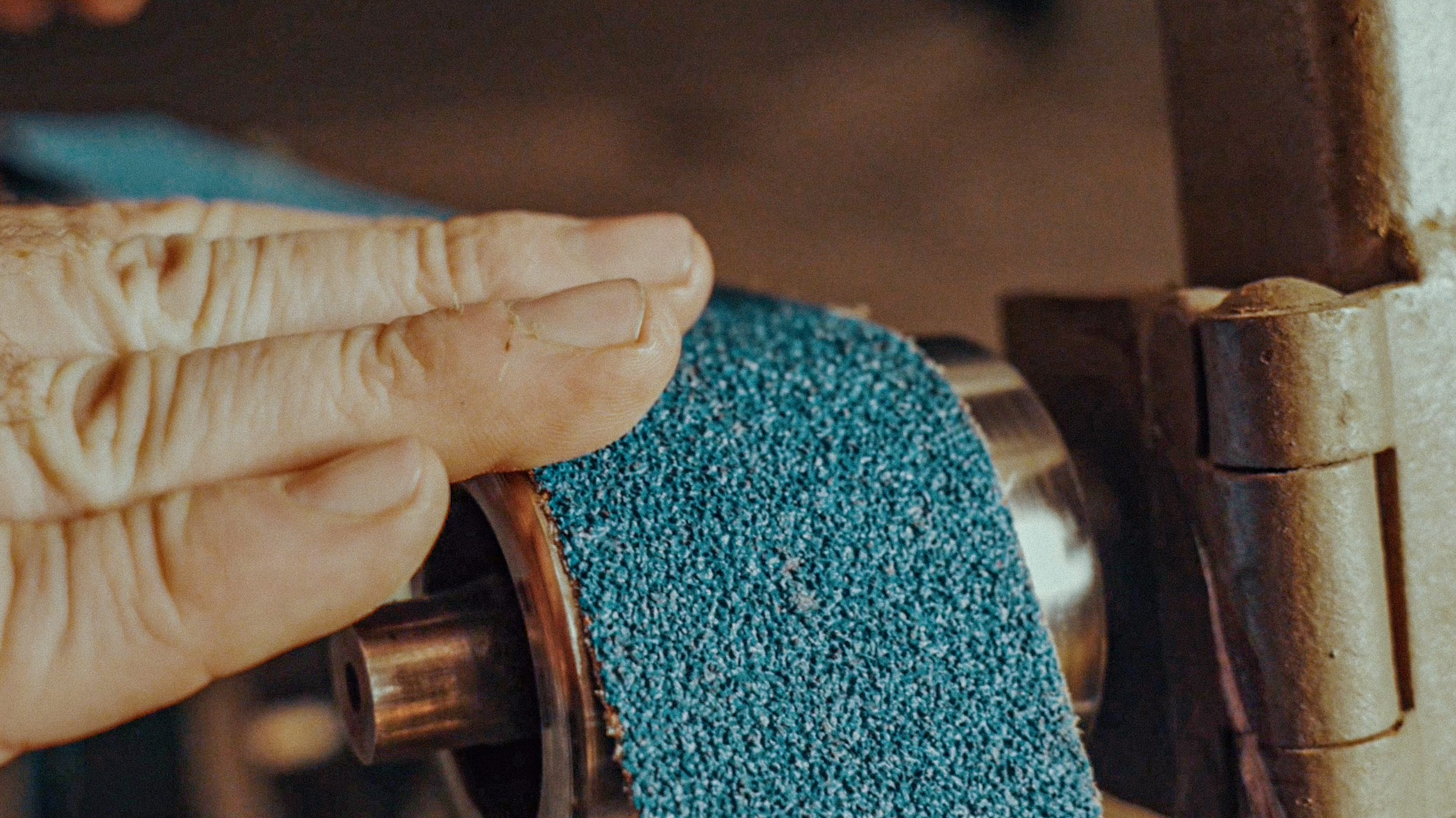 Fresh abrasive belt on the grinder